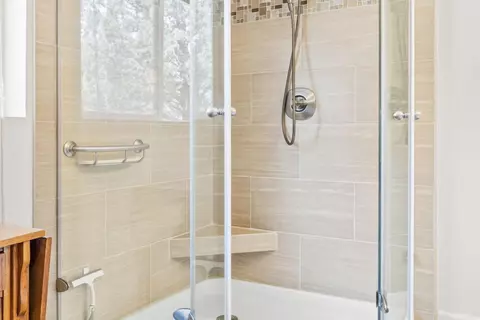 Bath - 21873 Rincon Ave, Bend, OR 97702 photo 4 of 6