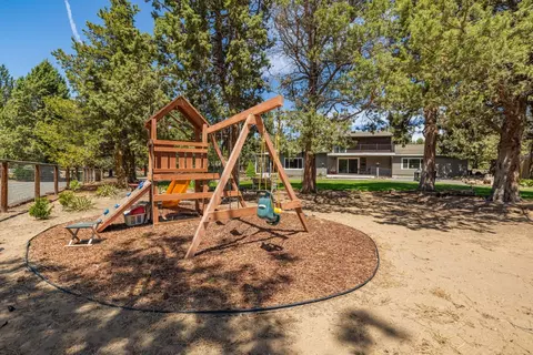 Exterior - 21873 Rincon Ave, Bend, OR 97702 photo 7 of 9