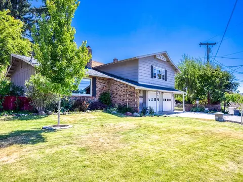 7767 Skyline Dr, Klamath Falls, OR 97603