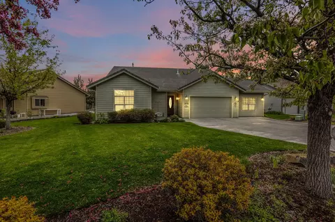 1825 NW Cliff Side Way, Redmond, OR 97756