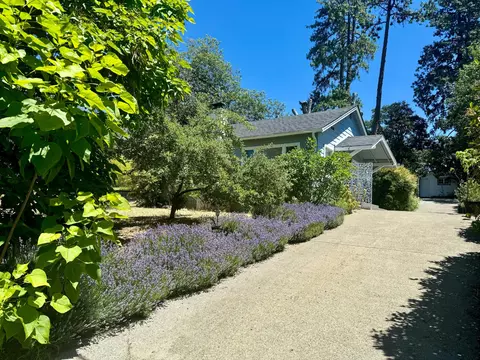 1011 NW Hawthorne Ave, Grants Pass, OR 97526
