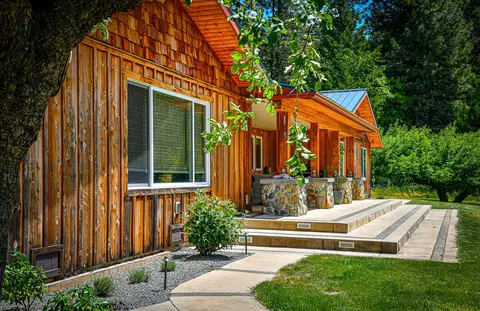 11048 Highway 238, Applegate, OR 97530