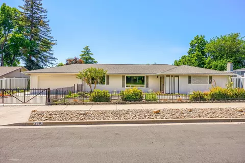 318 Tan Oak Dr, Medford, OR 97504