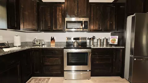 Kitchen - 53 Hidden Valley Dr, Eagle Point, OR 97524 photo 3 of 5
