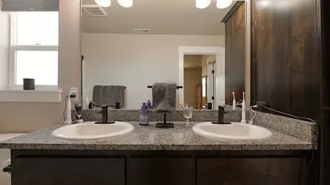 Bath - 53 Hidden Valley Dr, Eagle Point, OR 97524 photo 3 of 8
