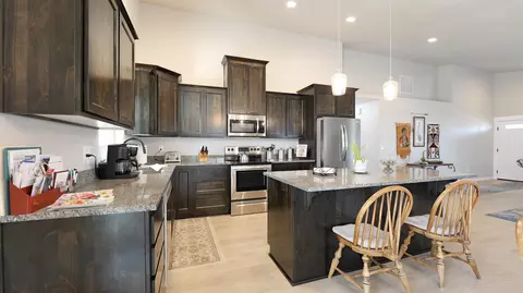Kitchen - 53 Hidden Valley Dr, Eagle Point, OR 97524 photo 2 of 5