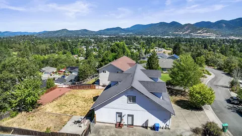 1559 Panoramic Loop, Grants Pass, OR 97527
