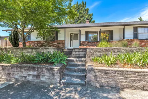 1110 La Loma Dr, Medford, OR 97504