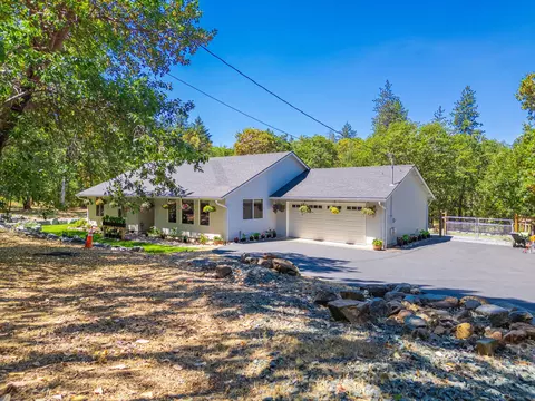 2526 Hamilton Ln, Grants Pass, OR 97527