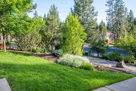 2638 NW Rainbow Ridge Dr, Bend, OR 97703 photo 2