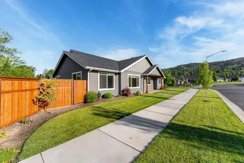 2059 SW Ford St, Grants Pass, OR 97526