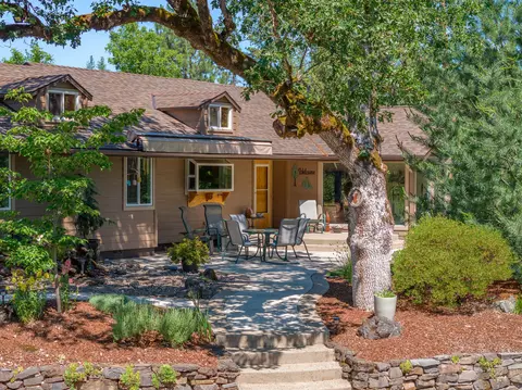 6635 Crowfoot Rd, Trail, OR 97541