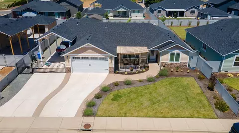 151 Cabernet Cir, Cave Junction, OR 97523