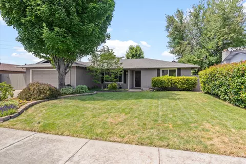 3087 Lazy Creek Dr, Medford, OR 97504
