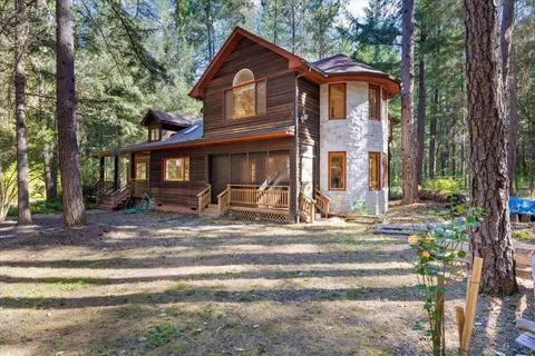 5940 Evans Creek Rd, Rogue River, OR 97537