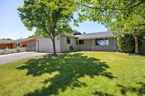 2808 Crystal Dr, Medford, OR 97504