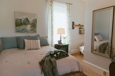 Bedroom - 883 Old Stage Rd, Central Point, OR 97502 photo 12 of 20