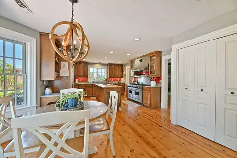 Kitchen - 883 Old Stage Rd, Central Point, OR 97502 photo 7 of 10