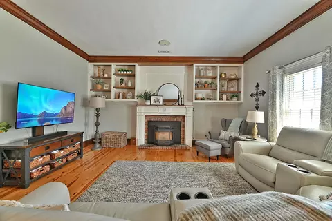 Living - 883 Old Stage Rd, Central Point, OR 97502 photo 5 of 7