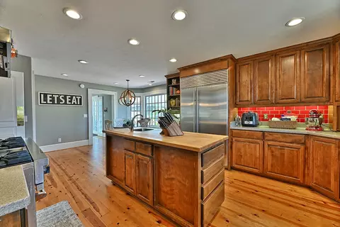 Kitchen - 883 Old Stage Rd, Central Point, OR 97502 photo 10 of 10