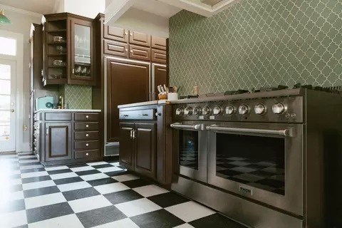 Kitchen - 883 Old Stage Rd, Central Point, OR 97502 photo 4 of 10