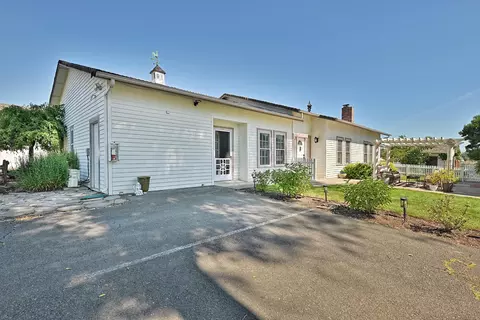 Exterior - 883 Old Stage Rd, Central Point, OR 97502 photo 18 of 36