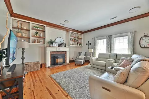Living - 883 Old Stage Rd, Central Point, OR 97502 photo 6 of 7
