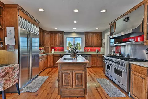 Kitchen - 883 Old Stage Rd, Central Point, OR 97502 photo 8 of 10