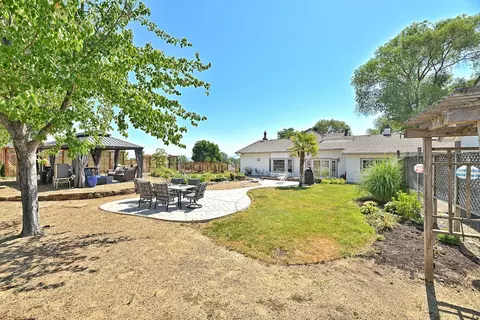 Exterior - 883 Old Stage Rd, Central Point, OR 97502 photo 13 of 36