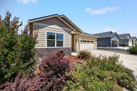 2001 Hondeleau Ln, Medford, OR 97504