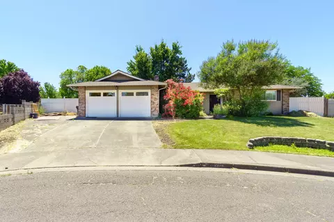 2201 Arctic Cir, Medford, OR 97504