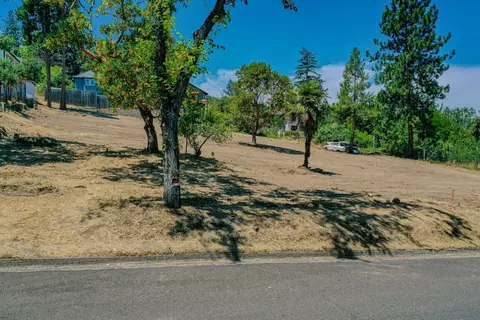 611 Beach St #A, Ashland, OR 97520