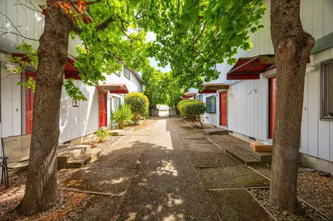 468 B St, Ashland, OR 97520