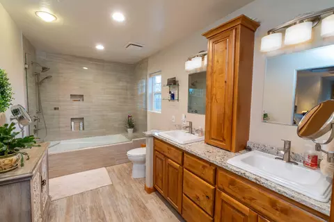 Bath - 24025 Skywagon Dr, Bend, OR 97701 photo 2 of 2