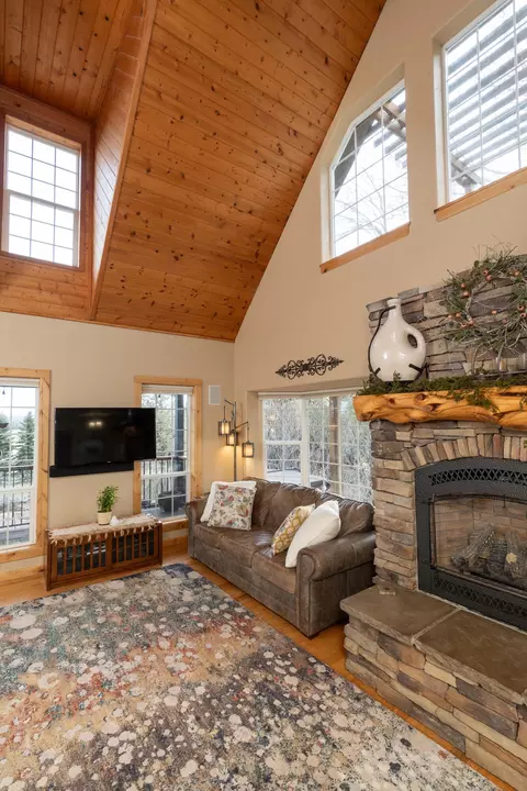 Living - 24025 Skywagon Dr, Bend, OR 97701 photo 2 of 2