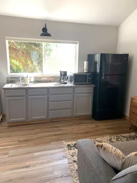 Kitchen - 24025 Skywagon Dr, Bend, OR 97701 photo 4 of 5