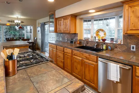Kitchen - 24025 Skywagon Dr, Bend, OR 97701 photo 3 of 5