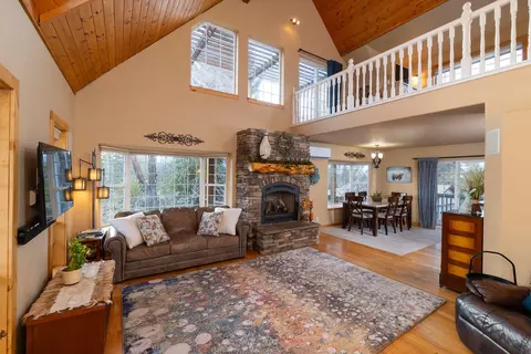 Living - 24025 Skywagon Dr, Bend, OR 97701 photo 1 of 2