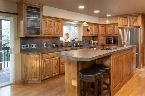 Kitchen - 24025 Skywagon Dr, Bend, OR 97701 photo 1 of 5