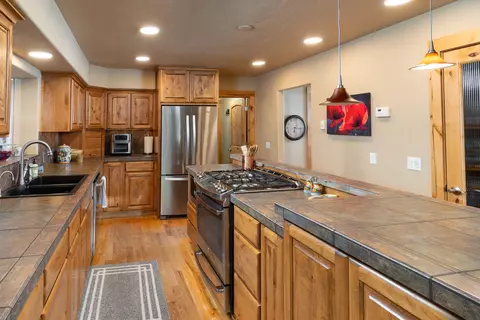 Kitchen - 24025 Skywagon Dr, Bend, OR 97701 photo 2 of 5