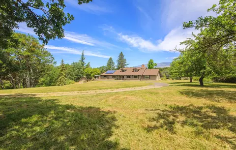 765 Reiten Dr, Ashland, OR 97520