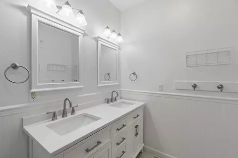 Bath - 66590 W Cascade, Bend, OR 97703 photo 6 of 9