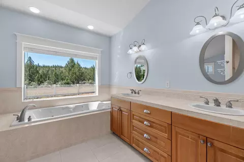 Bath - 66590 W Cascade, Bend, OR 97703 photo 2 of 9
