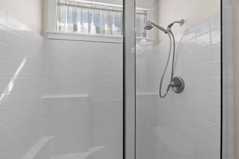 Bath - 66590 W Cascade, Bend, OR 97703 photo 5 of 9