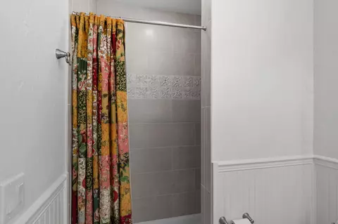 Bath - 66590 W Cascade, Bend, OR 97703 photo 7 of 9