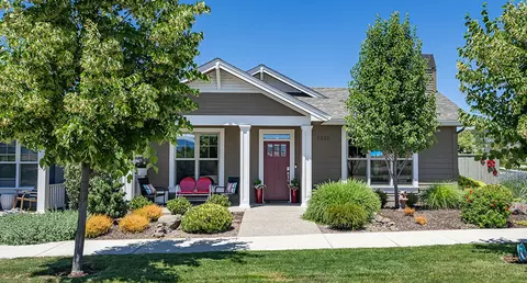 3891 Shamrock Dr, Medford, OR 97504