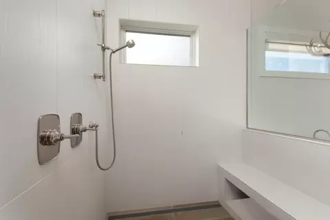 Bath - 19215 Cartwright Ct, Bend, OR 97702 photo 3 of 11