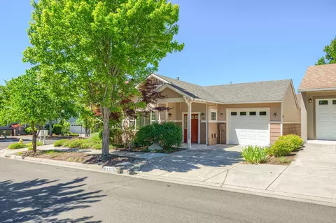 803 Plum Ridge Dr, Ashland, OR 97520