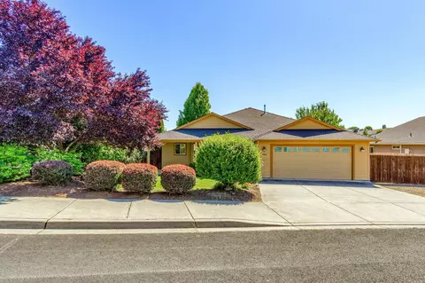 1156 Highlands Dr, Eagle Point, OR 97524
