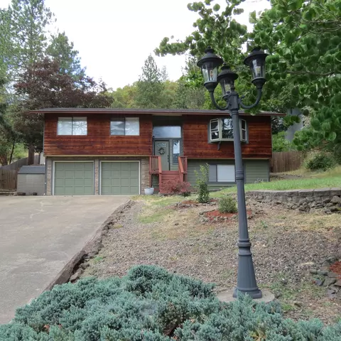 3128 NE Monterey Dr, Roseburg, OR 97470